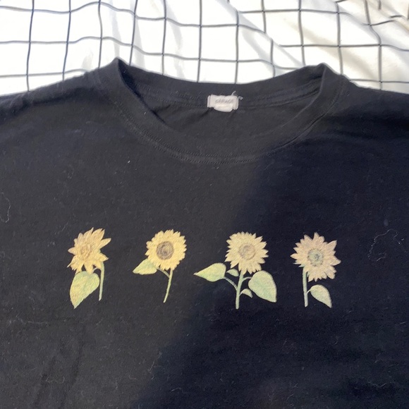black cropped garage sunflower top - Picture 2 of 3